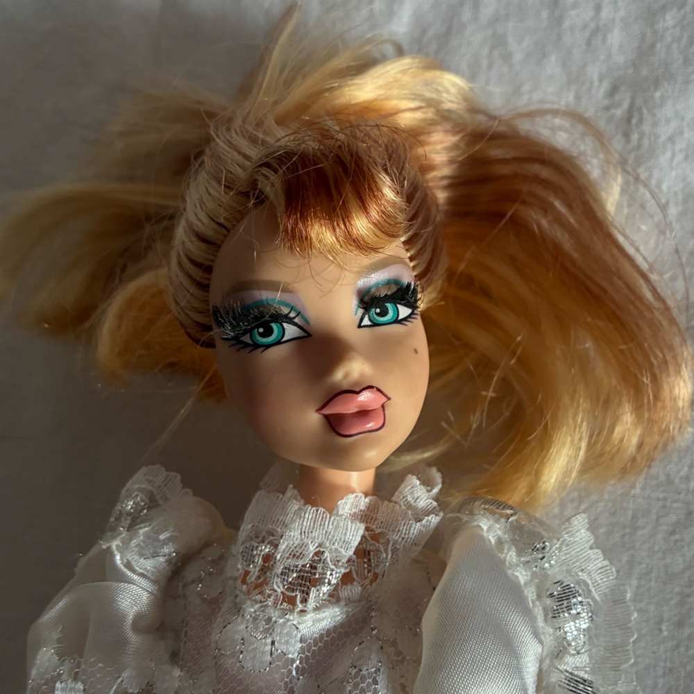 Bratz Fashion Doll with Eyelashes in Bridal Gown